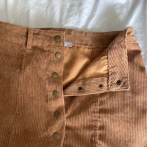 favlux nude/brown colored ribbed velvety fabric and clip buttons good condition